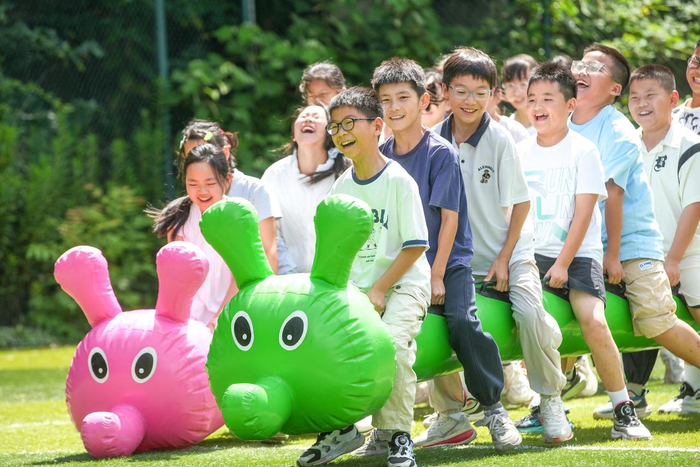7月7日，湖州市德清县阜溪街道成人文化技术学校，孩子们在进行“毛毛虫”趣味运动游戏。拍友 王树成 摄