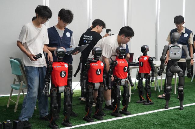 钢铁球员上场！世界人形机器人运动会5V5足球赛开踢