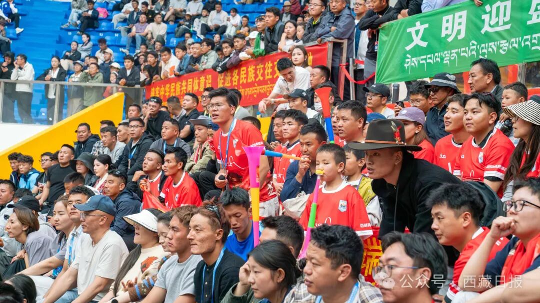 图为林芝球迷吹喇叭、擂鼓为球队助威。记者　欧珠次仁　摄