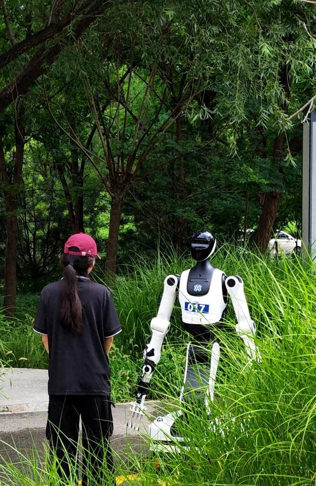 衣架也能改夹爪？人形机器人运动会现场，有团队“就地取材”