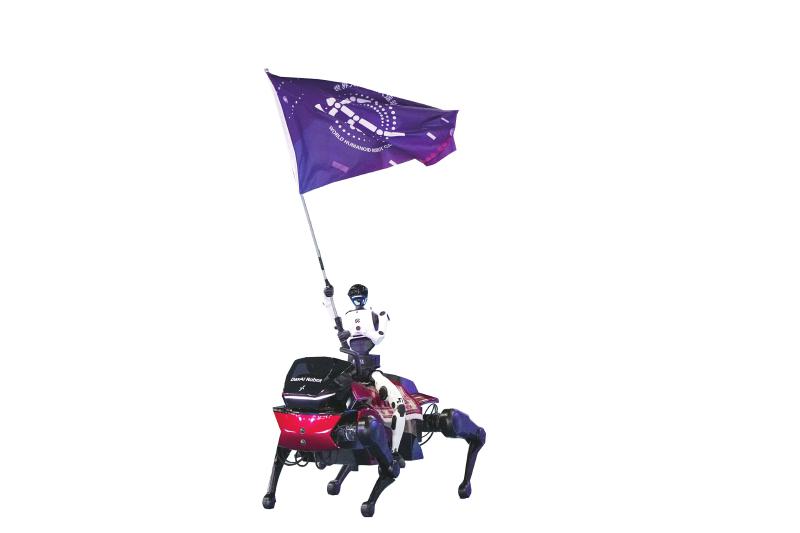 8月22日，四足机器马搭载天工人形机器人在开幕式上展示世界人形机器人运动会会旗。新华社记者 鞠焕宗 摄