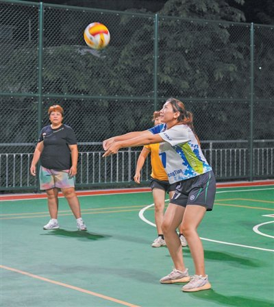 “铺前女排”，伴着海风去练球（我运动我快乐）