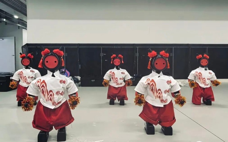 萌翻全场，首经贸学生携“小擎”亮相世界人形机器人运动会